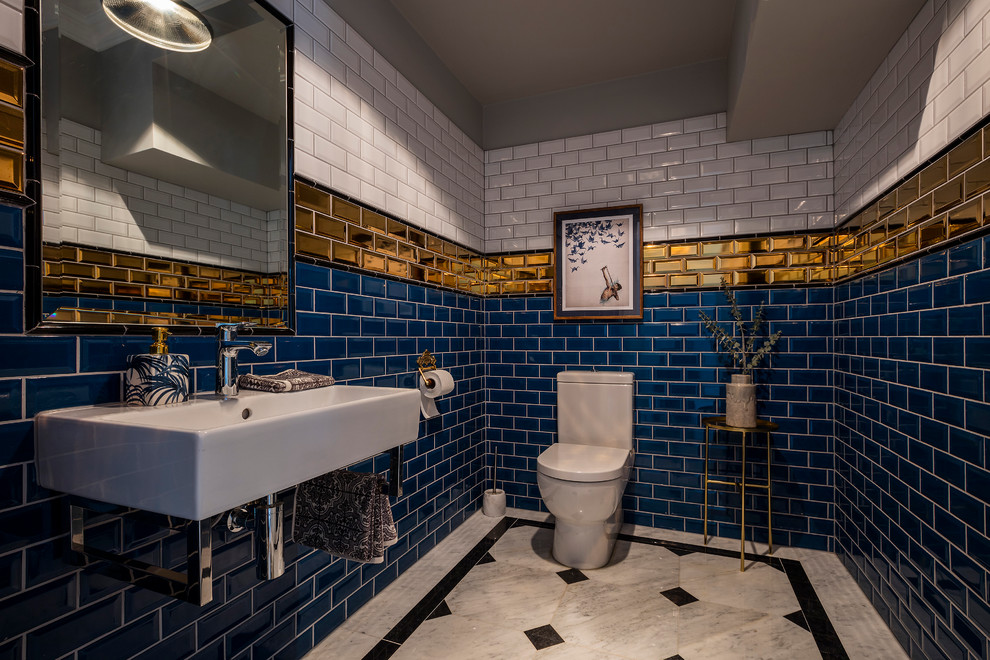 Идея дизайна: ванная комната среднего размера в современном стиле с мраморным полом, унитазом-моноблоком, черной плиткой, черно-белой плиткой, синей плиткой и подвесной раковиной