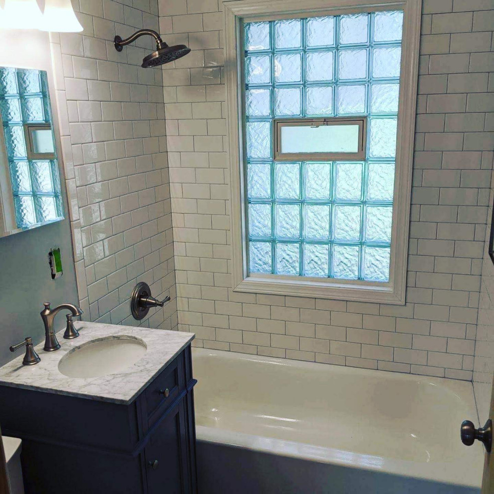 Exempel på ett modernt badrum, med en dusch/badkar-kombination, vit kakel, klinkergolv i porslin och blått golv