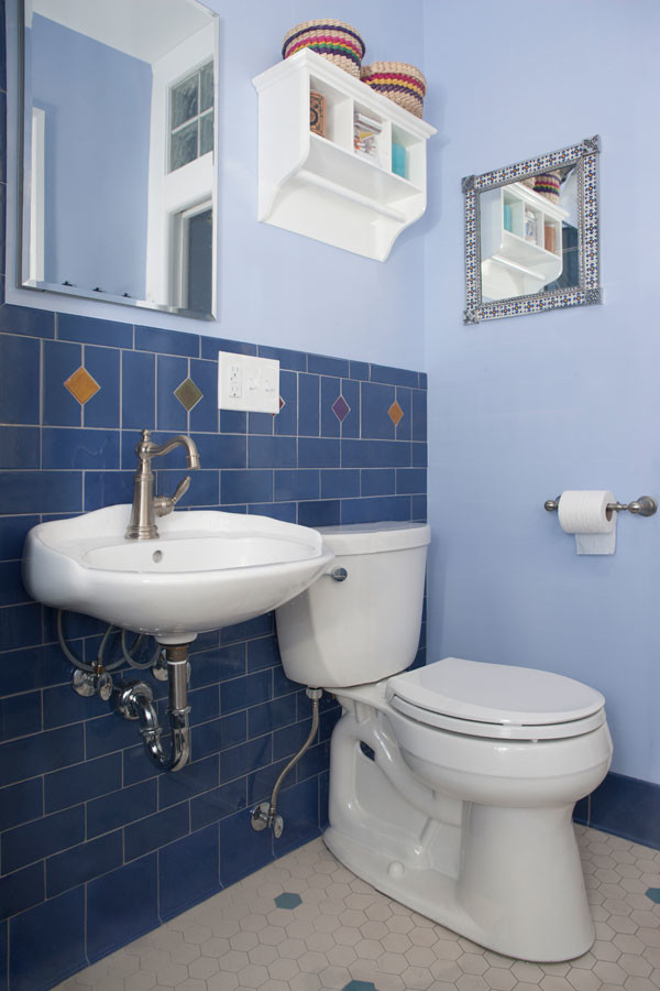 Ispirazione per una piccola stanza da bagno con doccia minimalista con doccia alcova, WC a due pezzi, piastrelle blu, piastrelle diamantate, pareti blu, pavimento in gres porcellanato, lavabo sospeso e pavimento beige