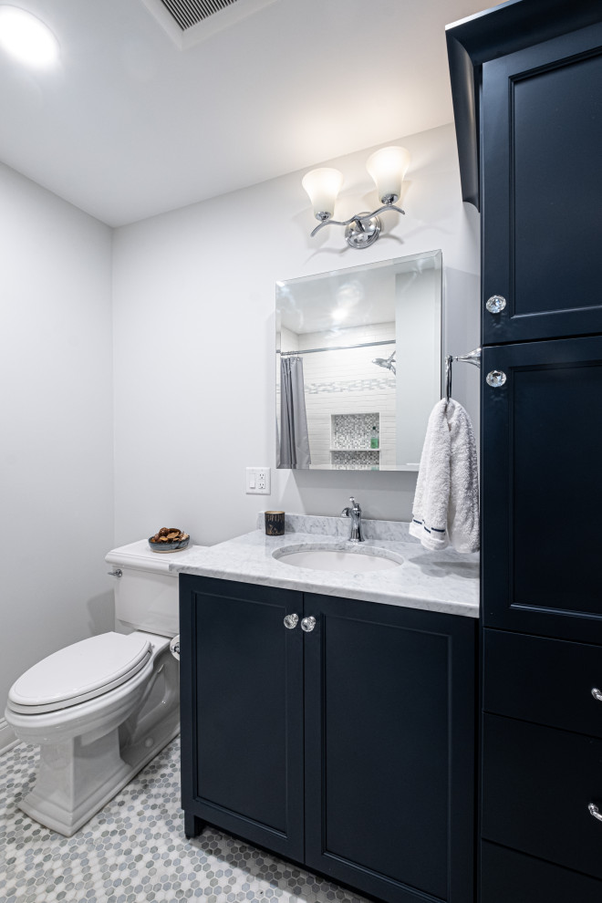 Inredning av ett mellanstort vit vitt badrum med dusch, med luckor med infälld panel, blå skåp, en dusch i en alkov, en toalettstol med separat cisternkåpa, mosaikgolv, ett undermonterad handfat, bänkskiva i kvarts och dusch med duschdraperi