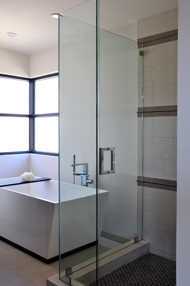 Modernes Badezimmer mit freistehender Badewanne in Los Angeles