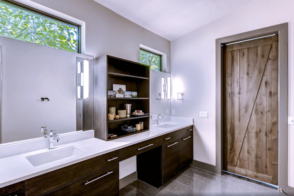 Foto på ett stort funkis en-suite badrum, med släta luckor, skåp i mörkt trä, grå kakel, grå väggar, klinkergolv i keramik, ett undermonterad handfat och bänkskiva i kvartsit