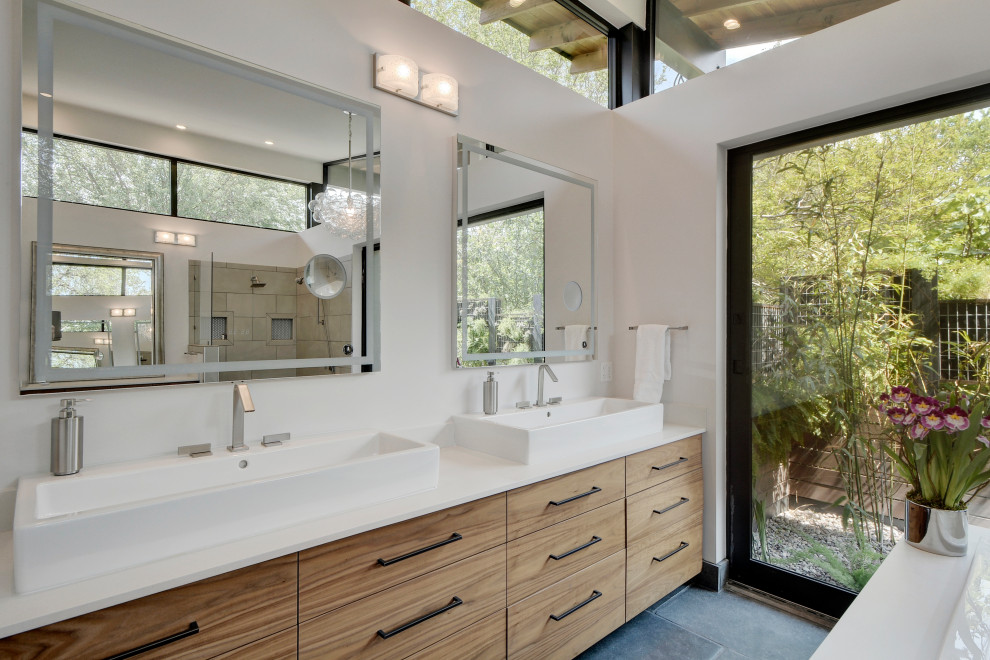 Источник вдохновения для домашнего уюта: ванная комната в современном стиле с плоскими фасадами, светлыми деревянными фасадами, белыми стенами, настольной раковиной, серым полом, белой столешницей, тумбой под две раковины, встроенной тумбой и зеркалом с подсветкой