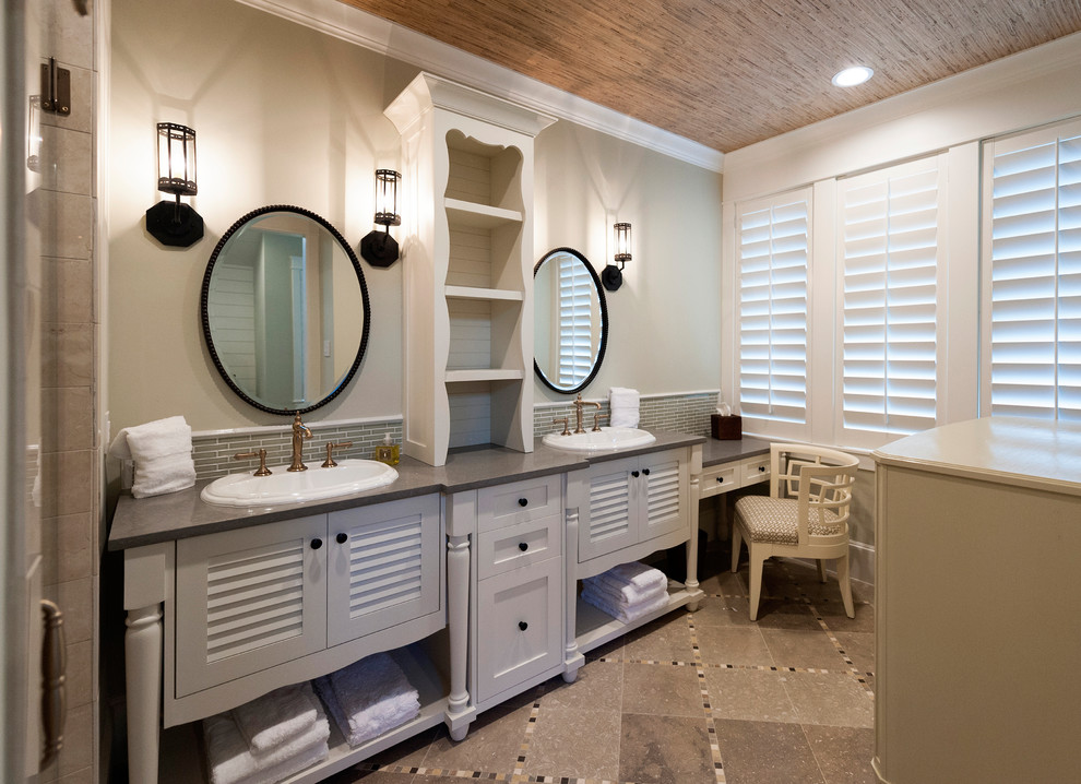 Lantlig inredning av ett stort grå grått en-suite badrum, med vita skåp, grå kakel, stickkakel, grå väggar, klinkergolv i porslin, ett nedsänkt handfat, brunt golv och möbel-liknande