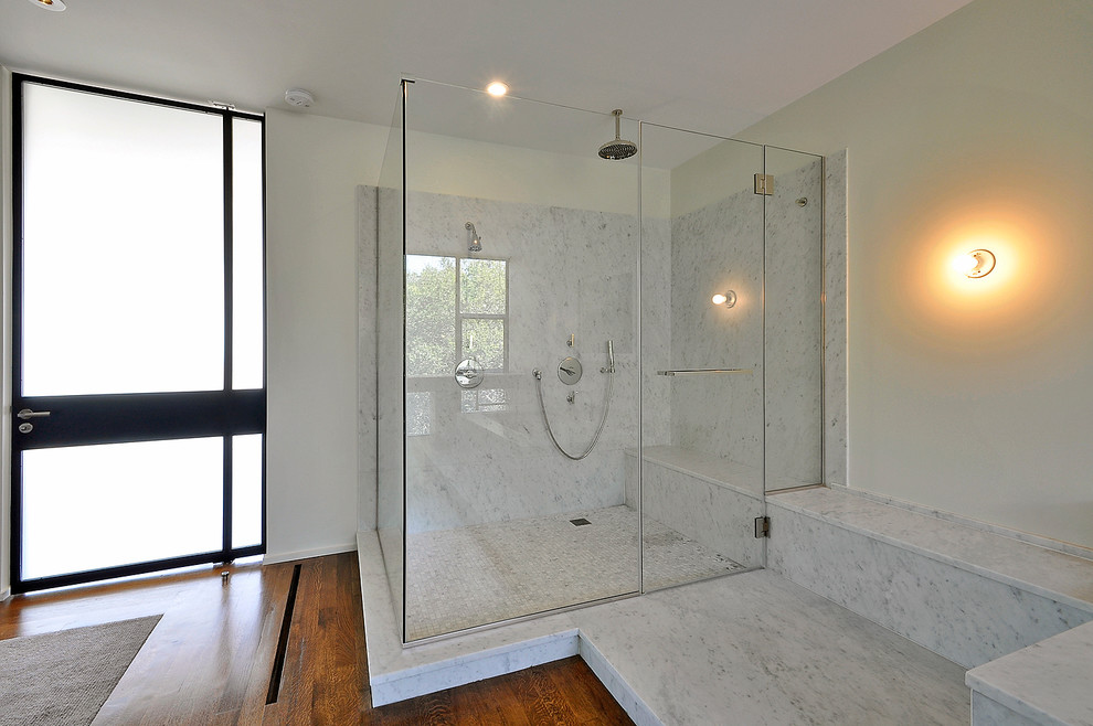 Свежая идея для дизайна: большая главная ванная комната в современном стиле с накладной ванной, унитазом-моноблоком, белыми стенами, темным паркетным полом и накладной раковиной - отличное фото интерьера