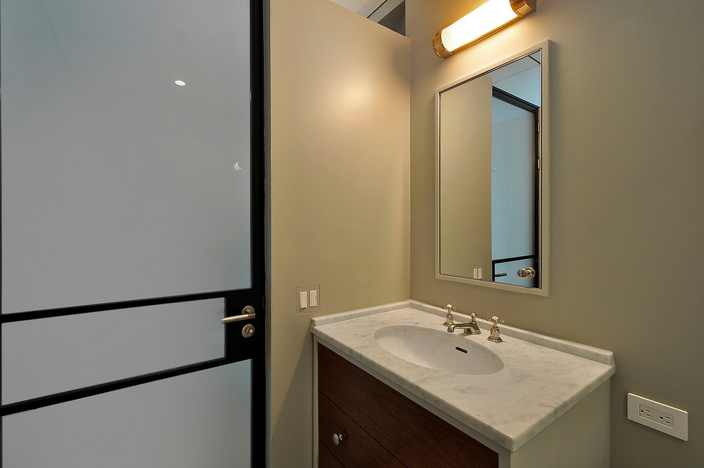 Esempio di una stanza da bagno con doccia design di medie dimensioni con ante lisce, ante bianche, vasca da incasso, WC monopezzo, pistrelle in bianco e nero, pareti grigie, parquet scuro, lavabo integrato e top in granito