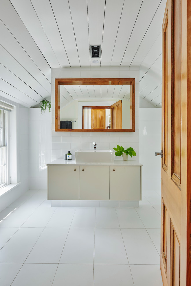 Idéer för funkis badrum med dusch, med vit kakel, vita väggar, ett fristående handfat och vitt golv