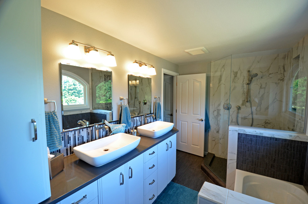 На фото: ванная комната в современном стиле с белыми фасадами, открытым душем и синей плиткой