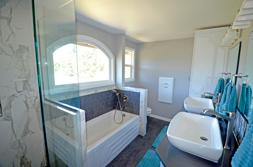 На фото: ванная комната в современном стиле с белыми фасадами, открытым душем и синей плиткой