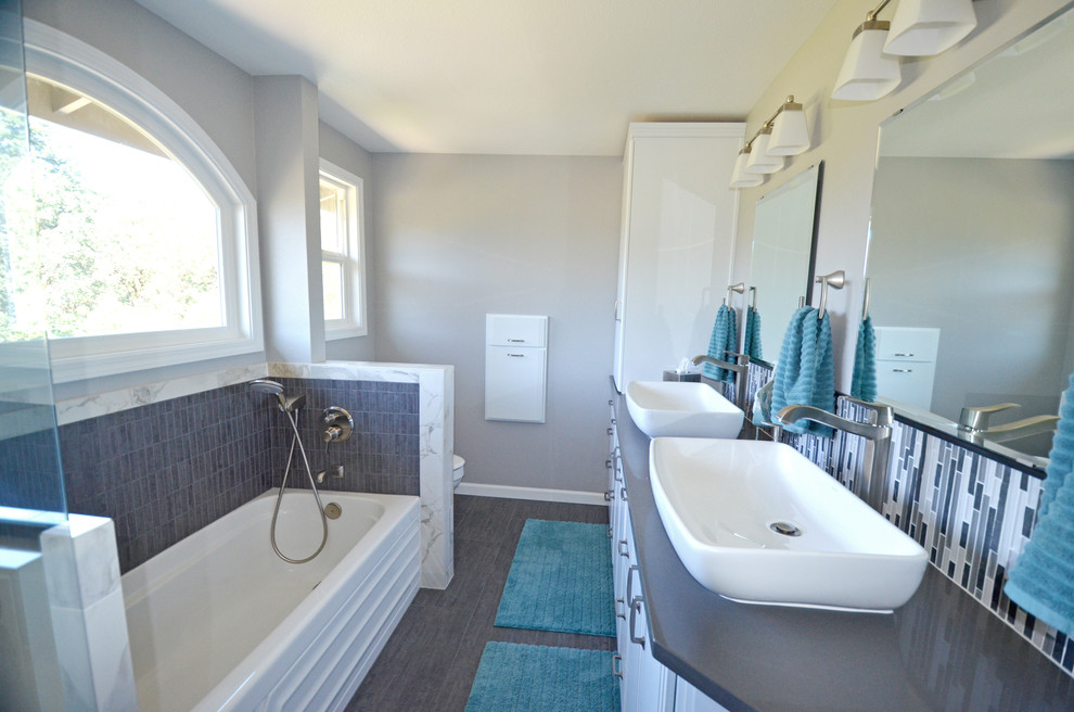 Immagine di una stanza da bagno padronale design con ante bianche, doccia aperta, piastrelle blu e pareti grigie