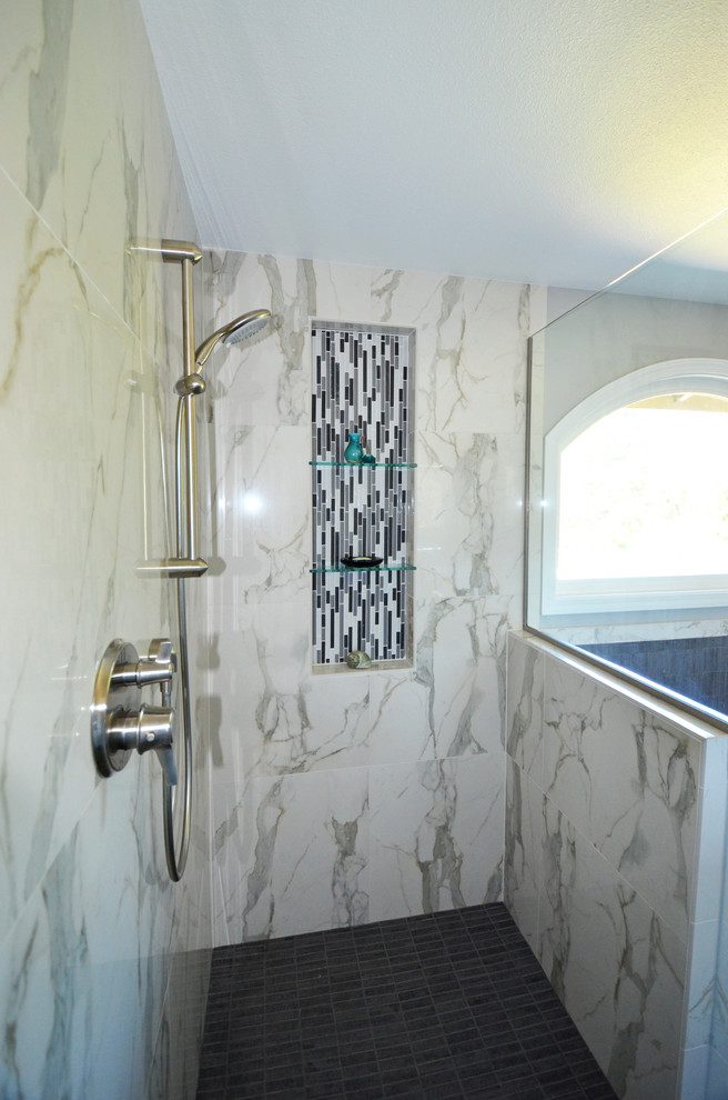 Aménagement d'une salle de bain contemporaine avec des portes de placard blanches, une douche ouverte et un carrelage bleu.