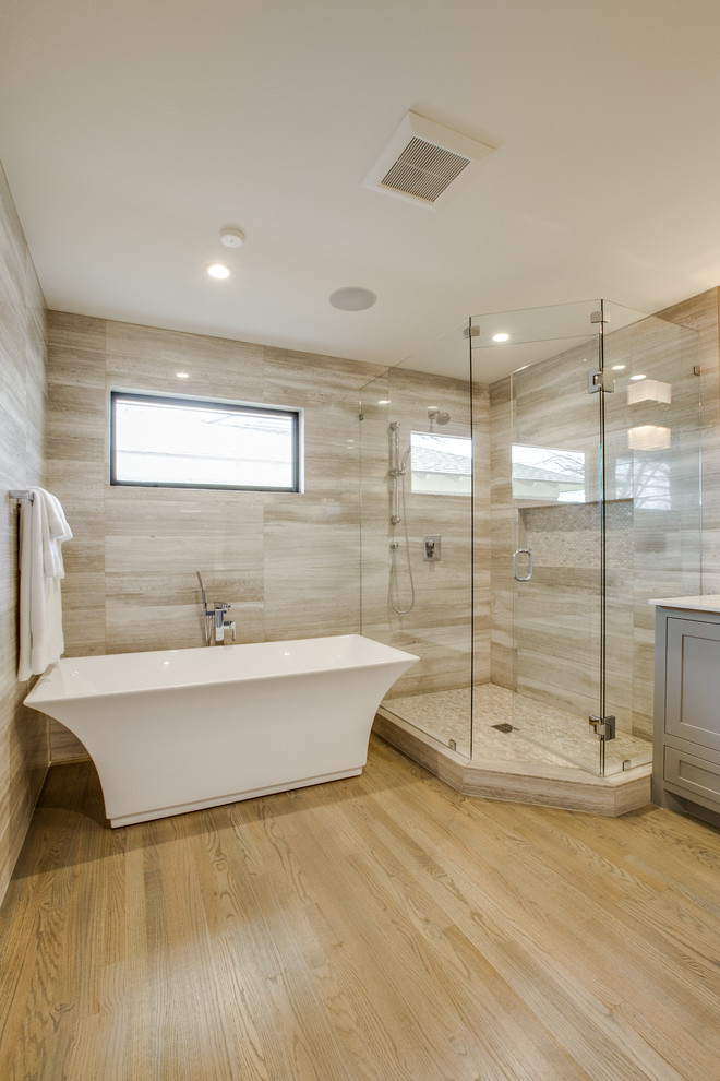 Idéer för att renovera ett mellanstort vintage en-suite badrum, med skåp i shakerstil, grå skåp, ett fristående badkar, en hörndusch, grå kakel, stenkakel, grå väggar, ljust trägolv, ett undermonterad handfat och bänkskiva i kvarts