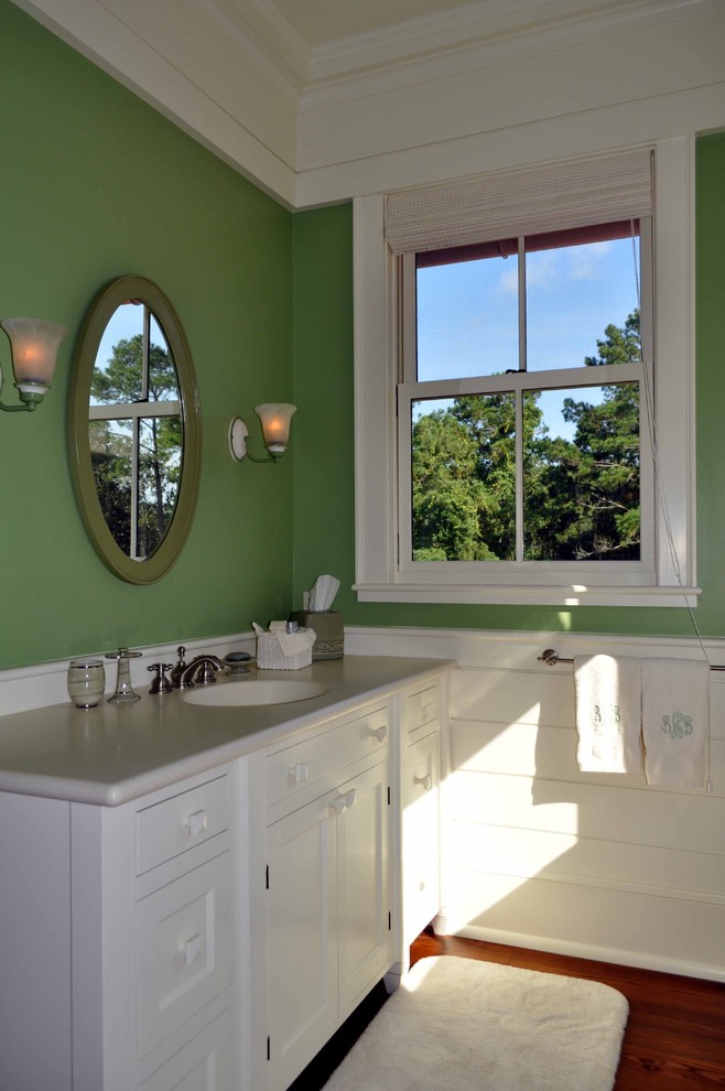 Стильный дизайн: большая ванная комната в классическом стиле с врезной раковиной, фасадами в стиле шейкер, белыми фасадами, зелеными стенами и темным паркетным полом - последний тренд