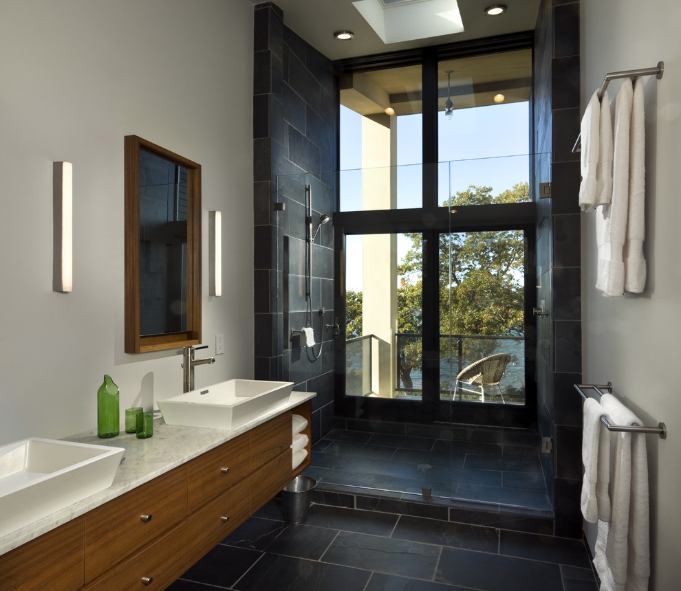 Источник вдохновения для домашнего уюта: ванная комната: освещение в стиле модернизм с настольной раковиной и плиткой из сланца