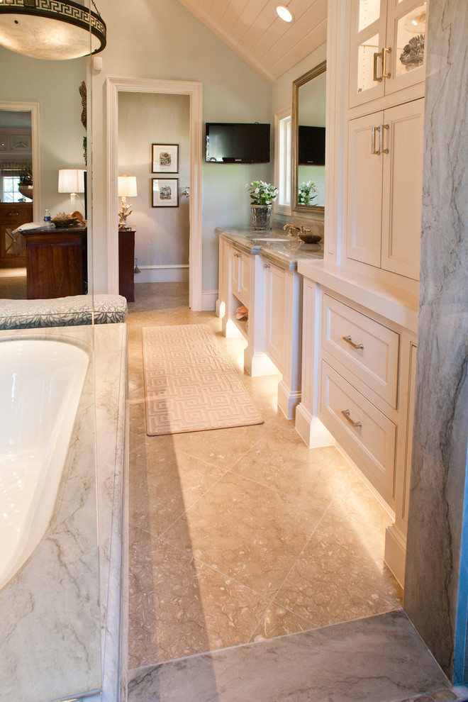 Foto på ett stort vintage en-suite badrum, med skåp i shakerstil, vita skåp, ett fristående badkar, en dusch i en alkov, beige kakel, porslinskakel, vita väggar, klinkergolv i porslin, ett undermonterad handfat, marmorbänkskiva, beiget golv och med dusch som är öppen