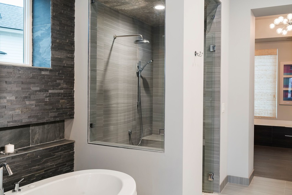 Modernes Badezimmer mit freistehender Badewanne, bodengleicher Dusche, beigen Fliesen, beiger Wandfarbe, Porzellan-Bodenfliesen und Unterbauwaschbecken in Atlanta