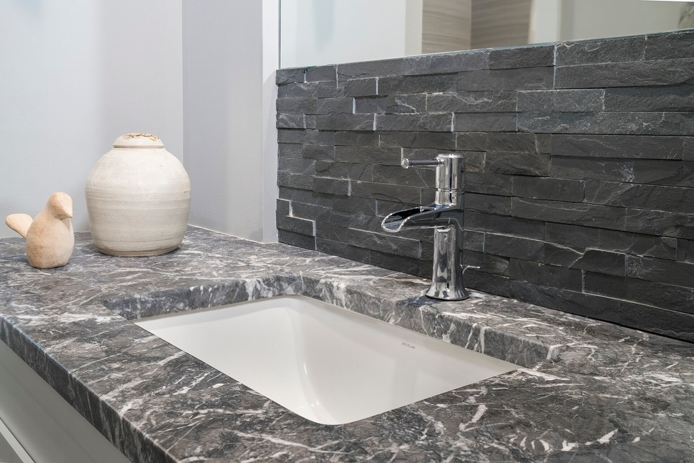 Modernes Badezimmer mit grauen Fliesen, grauer Wandfarbe, Unterbauwaschbecken und Marmor-Waschbecken/Waschtisch in Atlanta
