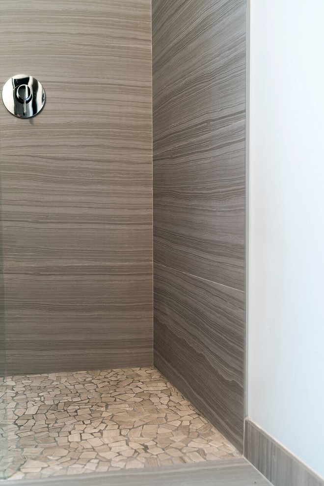 Modernes Badezimmer mit freistehender Badewanne, bodengleicher Dusche, beigen Fliesen, Porzellanfliesen, brauner Wandfarbe, Kiesel-Bodenfliesen und Unterbauwaschbecken in Atlanta