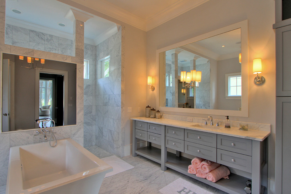 Aménagement d'une grande salle de bain principale classique avec un placard à porte shaker, des portes de placard grises, une baignoire indépendante, une douche ouverte, un mur gris, un sol en marbre, un lavabo encastré, un plan de toilette en marbre, un carrelage gris, un carrelage blanc et un carrelage de pierre.