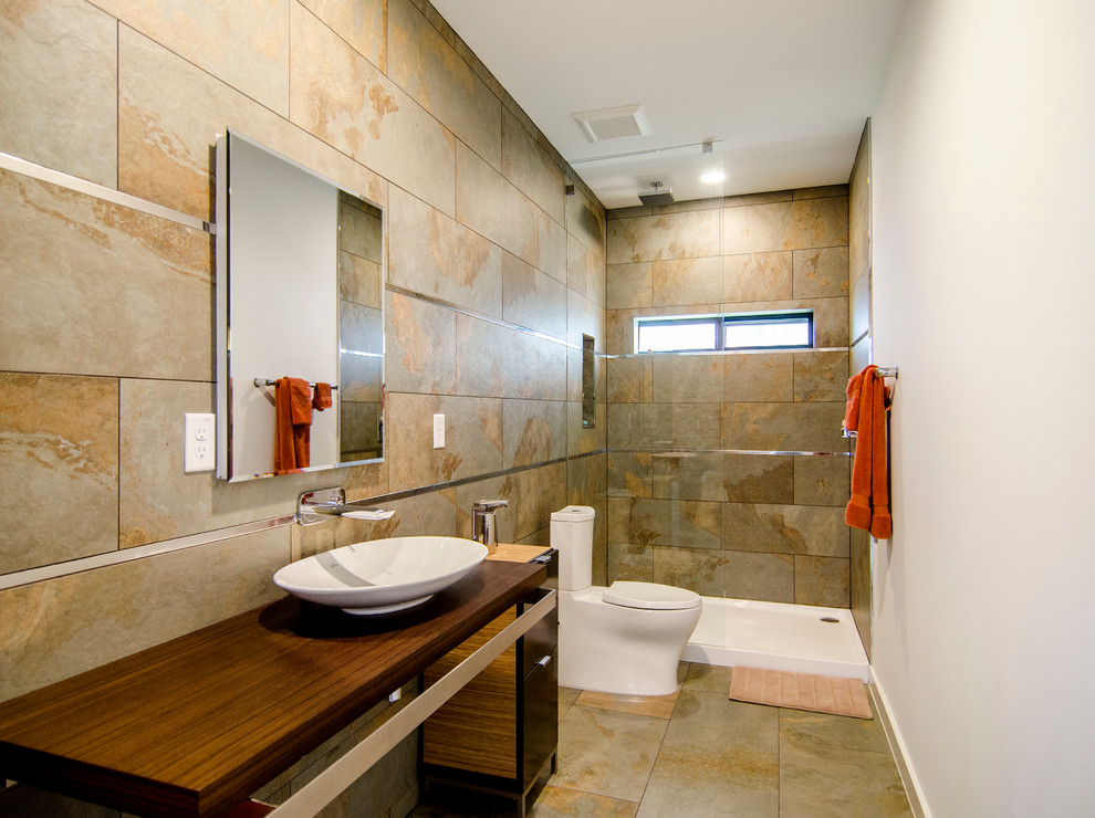 Идея дизайна: узкая и длинная ванная комната в современном стиле с настольной раковиной и столешницей из дерева