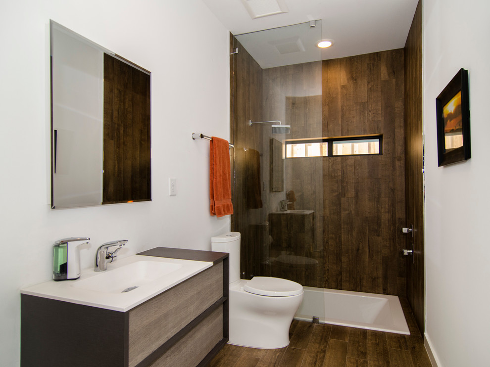 Свежая идея для дизайна: узкая и длинная ванная комната в современном стиле с накладной раковиной, накладной ванной и душем над ванной - отличное фото интерьера