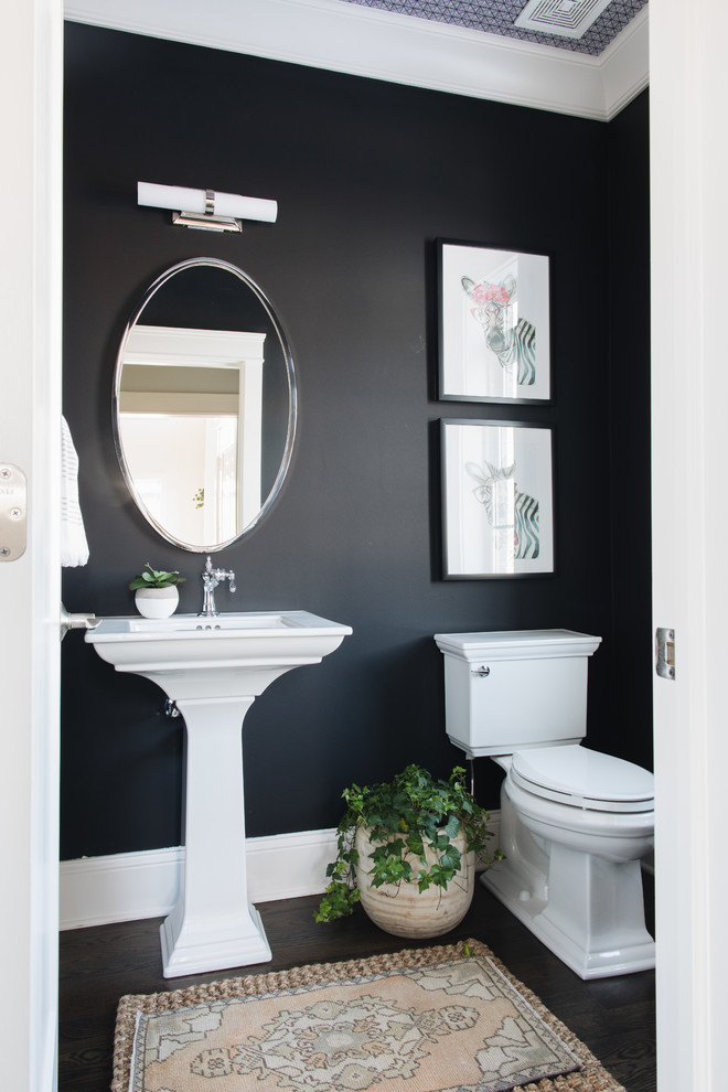 Ispirazione per una stanza da bagno chic con WC a due pezzi, pareti nere, parquet scuro, lavabo a colonna e pavimento marrone