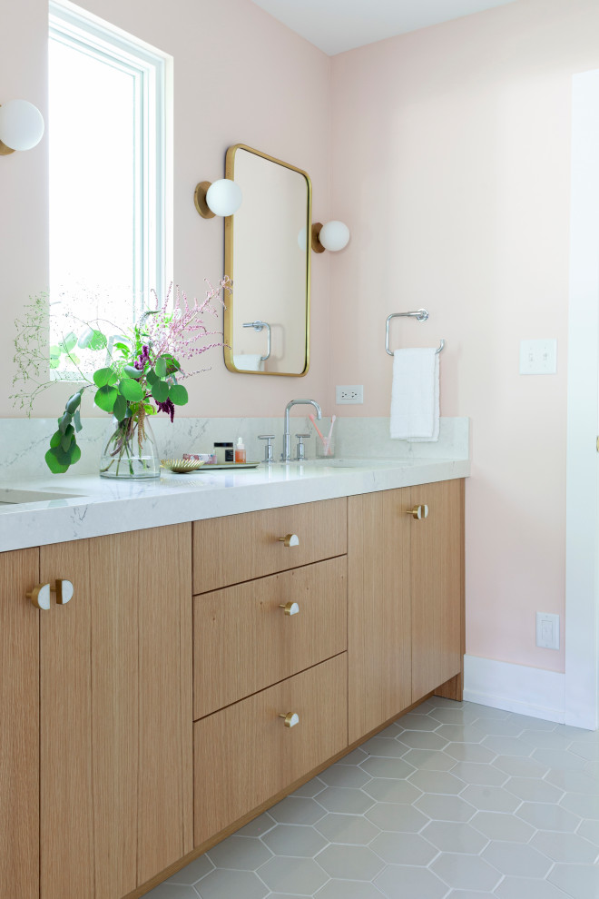 Источник вдохновения для домашнего уюта: детская ванная комната среднего размера в стиле неоклассика (современная классика) с плоскими фасадами, светлыми деревянными фасадами, угловым душем, раздельным унитазом, белой плиткой, плиткой мозаикой, розовыми стенами, врезной раковиной, столешницей из искусственного кварца, серым полом, душем с распашными дверями и белой столешницей