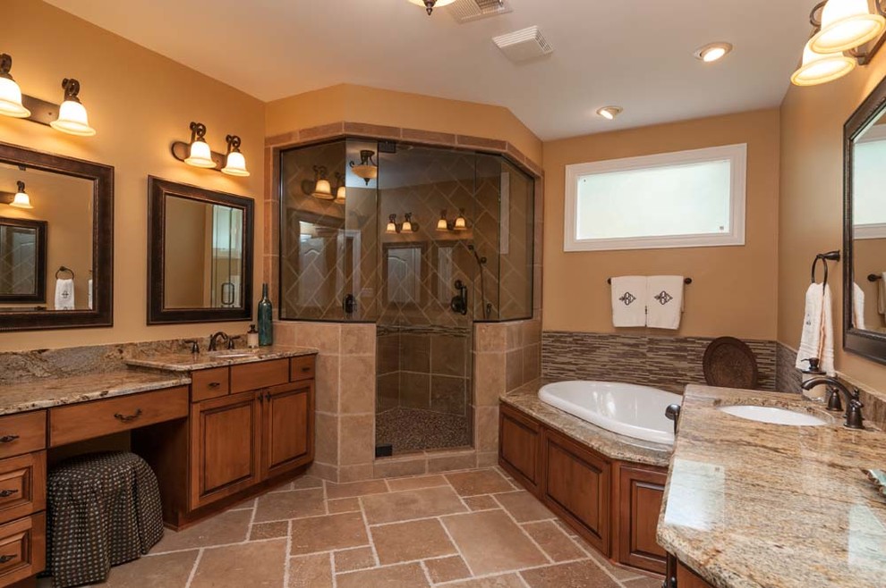 Exemple d'une grande salle de bain principale bord de mer en bois clair avec un mur jaune, une baignoire d'angle, une douche d'angle, un carrelage beige, des carreaux de céramique, un sol en carrelage de céramique, un lavabo intégré et un plan de toilette en granite.