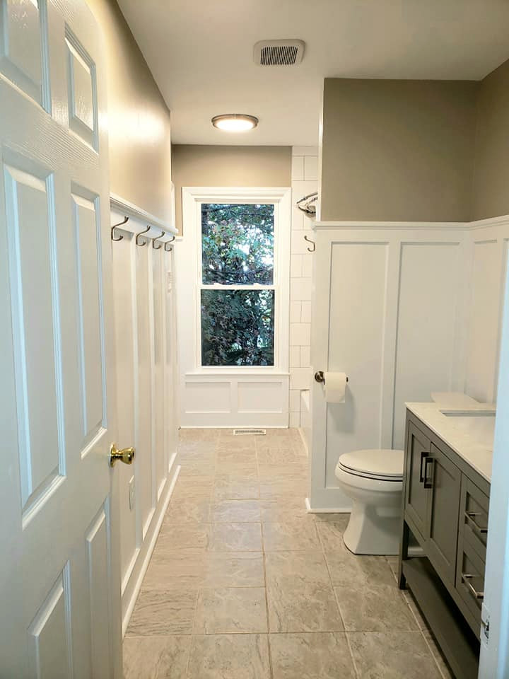 Пример оригинального дизайна: детская ванная комната среднего размера в стиле модернизм с фасадами в стиле шейкер, серыми фасадами, ванной в нише, душем над ванной, раздельным унитазом, белой плиткой, керамогранитной плиткой, серыми стенами, полом из керамогранита, врезной раковиной, столешницей из искусственного кварца, бежевым полом, шторкой для ванной и белой столешницей
