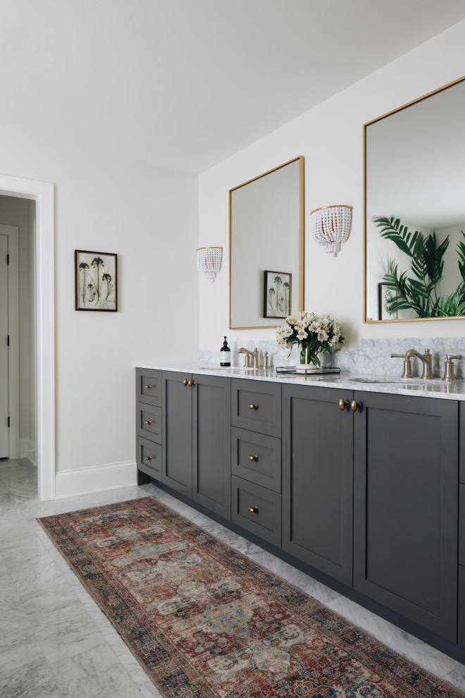 Idée de décoration pour une salle de bain tradition avec un placard à porte shaker, des portes de placard grises, un mur blanc, un lavabo encastré, un sol gris, un plan de toilette blanc, meuble double vasque et meuble-lavabo encastré.