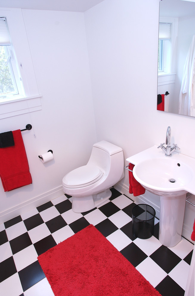 Diseño de cuarto de baño contemporáneo de tamaño medio con lavabo con pedestal, sanitario de una pieza, paredes blancas, suelo de baldosas de cerámica, baldosas y/o azulejos negros, baldosas y/o azulejos de cerámica, ducha abierta y aseo y ducha