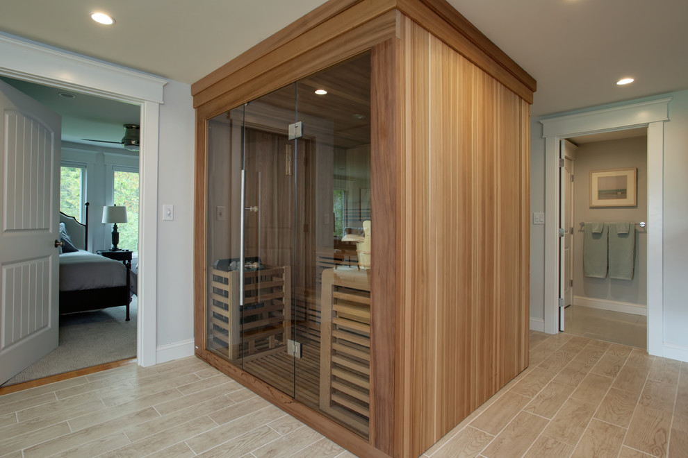 Diseño de sauna marinera de tamaño medio con ducha empotrada, paredes grises, suelo vinílico, suelo marrón y ducha con puerta con bisagras