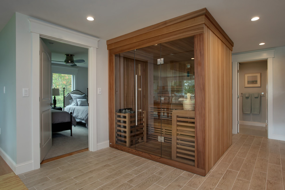 Diseño de sauna costera de tamaño medio con ducha empotrada, paredes grises, suelo vinílico, suelo marrón y ducha con puerta con bisagras