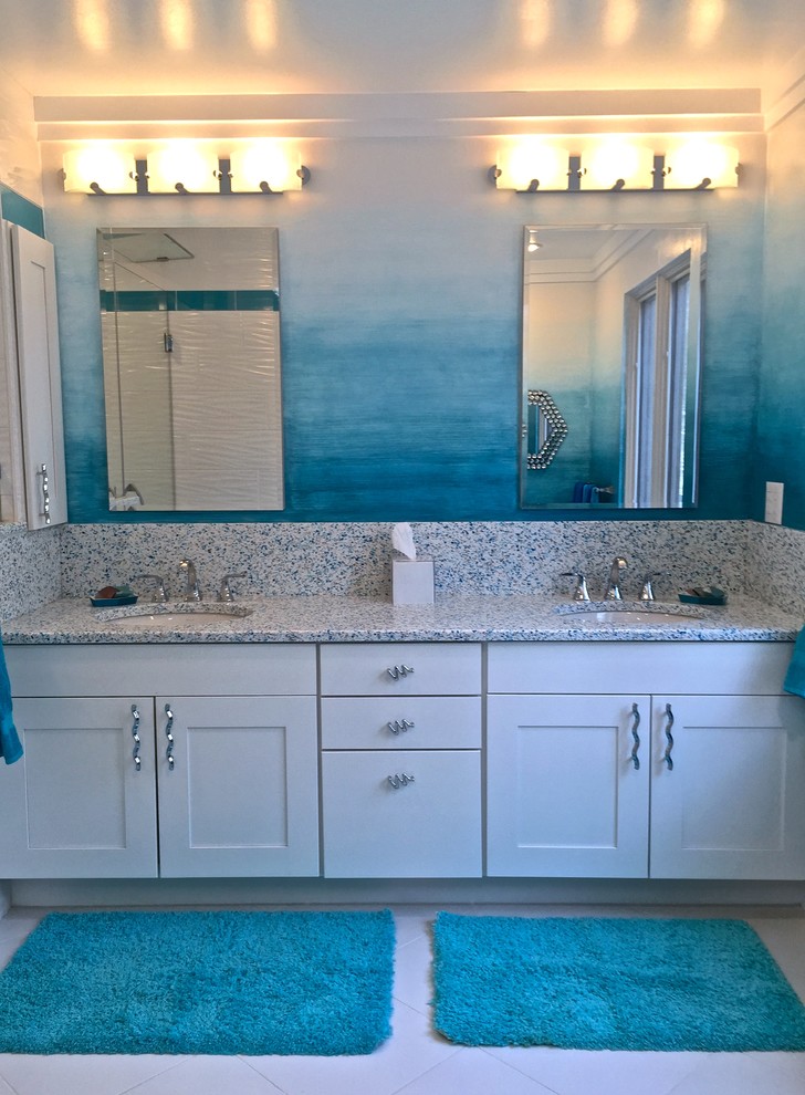 Idéer för mellanstora funkis en-suite badrum, med ett undermonterad handfat, skåp i shakerstil, vita skåp, en dusch i en alkov, en toalettstol med separat cisternkåpa, vit kakel, porslinskakel, blå väggar och klinkergolv i porslin