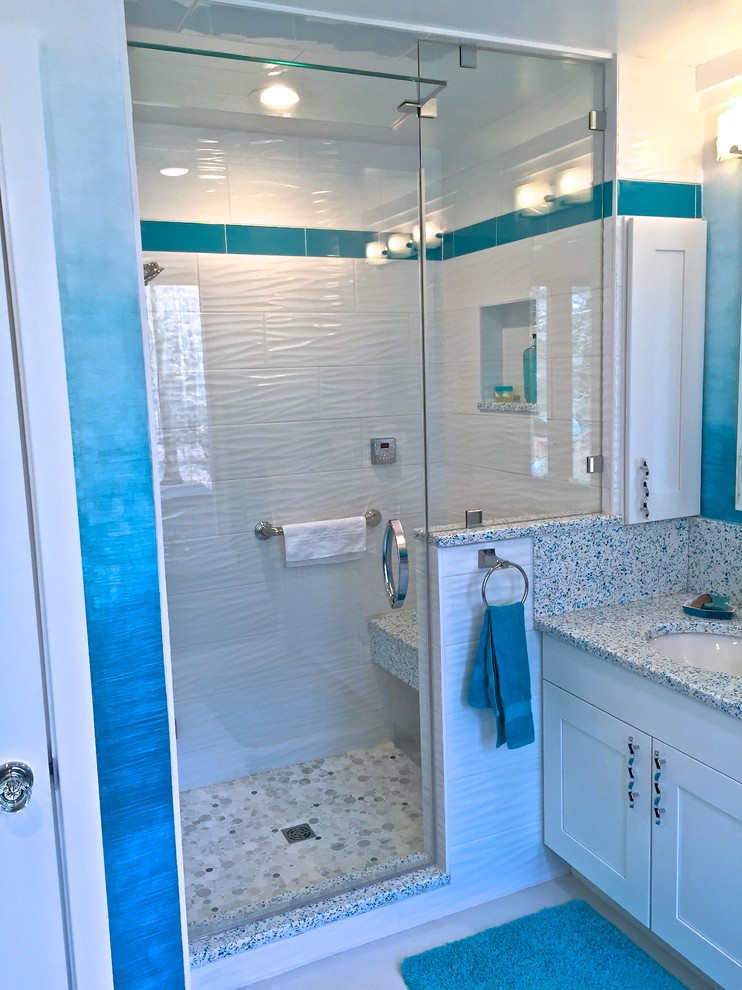 フィラデルフィアにある高級な中くらいなモダンスタイルのおしゃれなマスターバスルーム (アンダーカウンター洗面器、シェーカースタイル扉のキャビネット、白いキャビネット、クオーツストーンの洗面台、アルコーブ型シャワー、分離型トイレ、白いタイル、磁器タイル、青い壁、磁器タイルの床) の写真