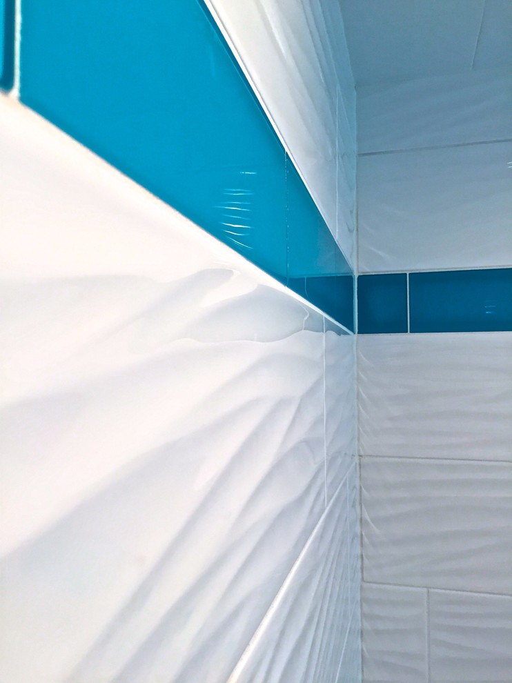 Mittelgroßes Modernes Badezimmer En Suite mit Unterbauwaschbecken, Schrankfronten im Shaker-Stil, weißen Schränken, Quarzwerkstein-Waschtisch, Duschnische, Wandtoilette mit Spülkasten, weißen Fliesen, Porzellanfliesen, blauer Wandfarbe und Porzellan-Bodenfliesen in Philadelphia