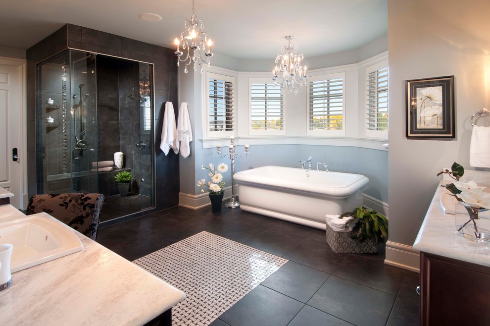 Diseño de cuarto de baño tradicional con bañera exenta, puertas de armario de madera en tonos medios, ducha esquinera, suelo de baldosas de cerámica, lavabo encastrado y suelo negro