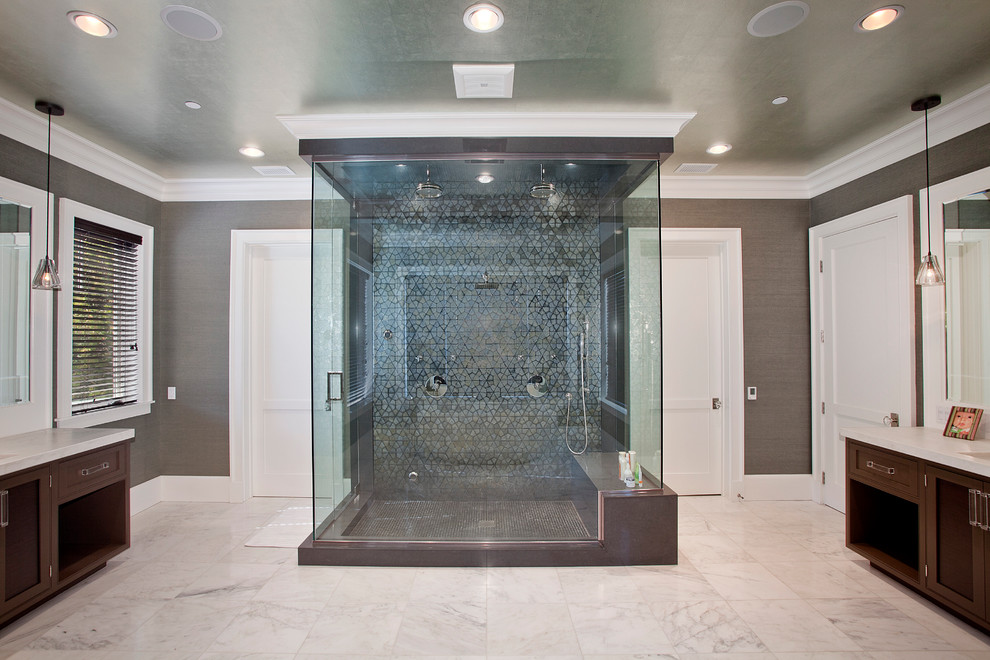Идея дизайна: ванная комната в современном стиле с двойным душем