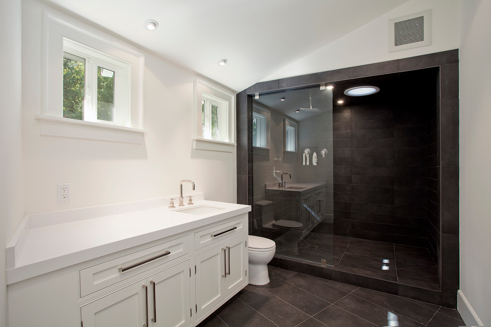 Esempio di una stanza da bagno minimal con lavabo sottopiano, ante bianche, piastrelle marroni, ante in stile shaker, pavimento nero e top bianco