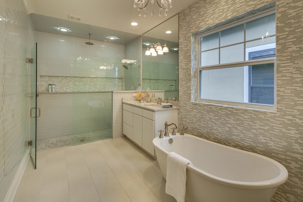 Exempel på ett stort klassiskt en-suite badrum, med skåp i shakerstil, vita skåp, ett fristående badkar, en dusch i en alkov, en toalettstol med separat cisternkåpa, stickkakel, grå väggar, klinkergolv i keramik, ett undermonterad handfat och granitbänkskiva