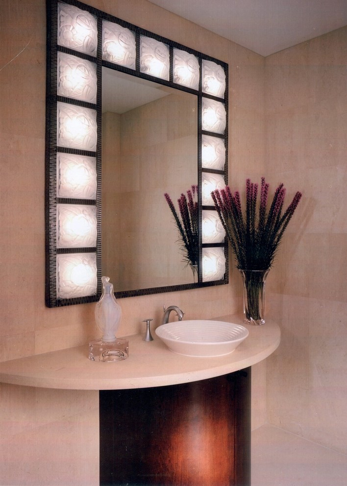 Exempel på ett mellanstort modernt badrum, med beige väggar, kalkstensgolv, ett fristående handfat och bänkskiva i kalksten
