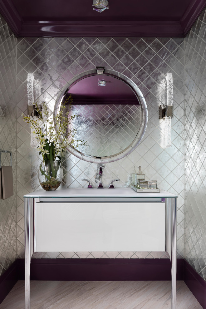 На фото: ванная комната в современном стиле с плоскими фасадами, белыми фасадами, серой плиткой, зеркальной плиткой, монолитной раковиной, серым полом, белой столешницей, тумбой под одну раковину и напольной тумбой с