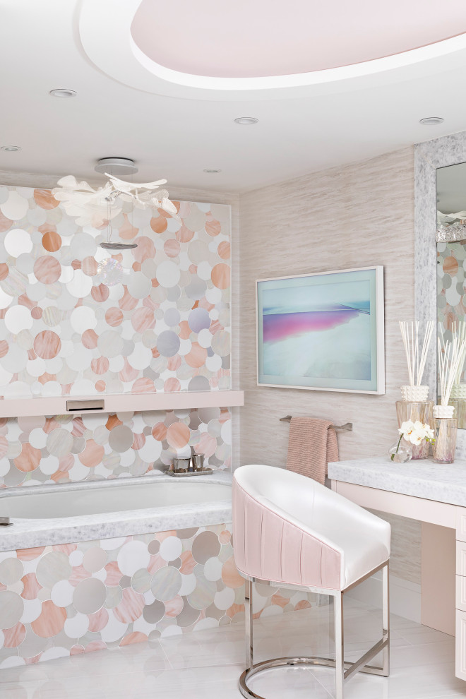 Свежая идея для дизайна: ванная комната в современном стиле с плоскими фасадами, полновстраиваемой ванной, розовой плиткой, плиткой мозаикой, бежевыми стенами, серым полом, белой столешницей, встроенной тумбой и многоуровневым потолком - отличное фото интерьера
