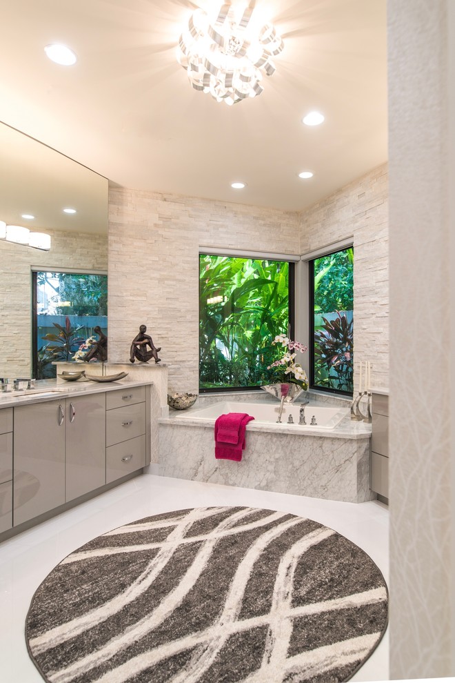 Свежая идея для дизайна: большая главная ванная комната в современном стиле с плоскими фасадами, серыми фасадами, угловой ванной, угловым душем, унитазом-моноблоком, белой плиткой, плиткой из листового камня, серыми стенами, полом из керамической плитки, врезной раковиной и мраморной столешницей - отличное фото интерьера