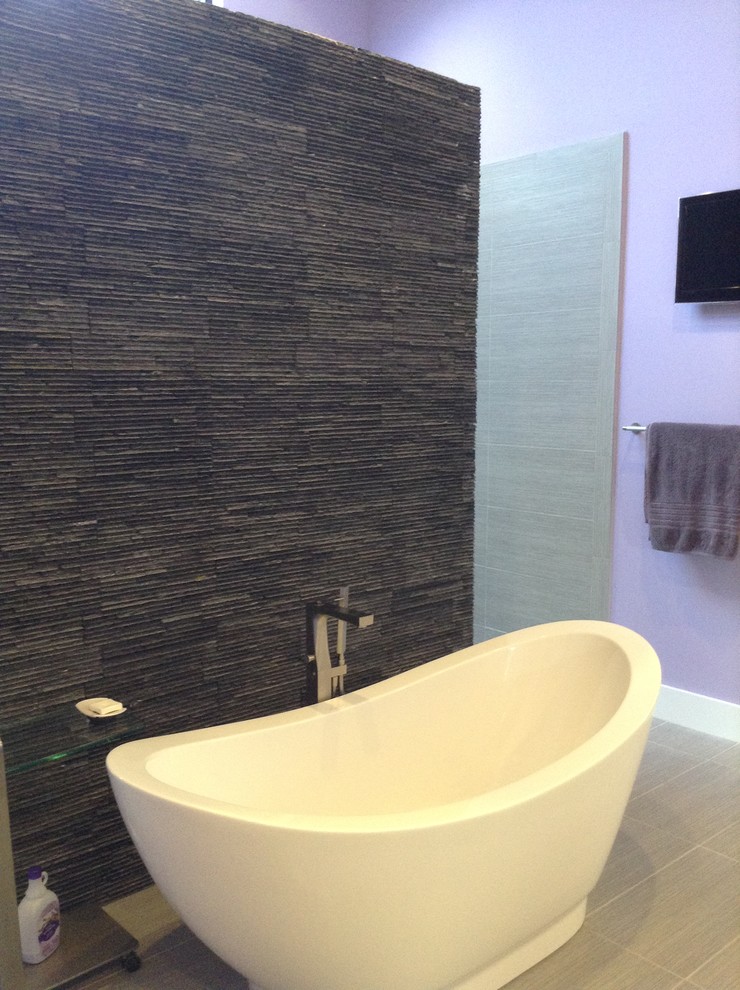 Inredning av ett modernt mycket stort en-suite badrum, med släta luckor, vita skåp, ett fristående badkar, en öppen dusch, grå kakel, stenhäll, lila väggar och klinkergolv i porslin