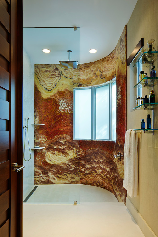 Bild på ett funkis en-suite badrum, med en öppen dusch och kalkstensgolv