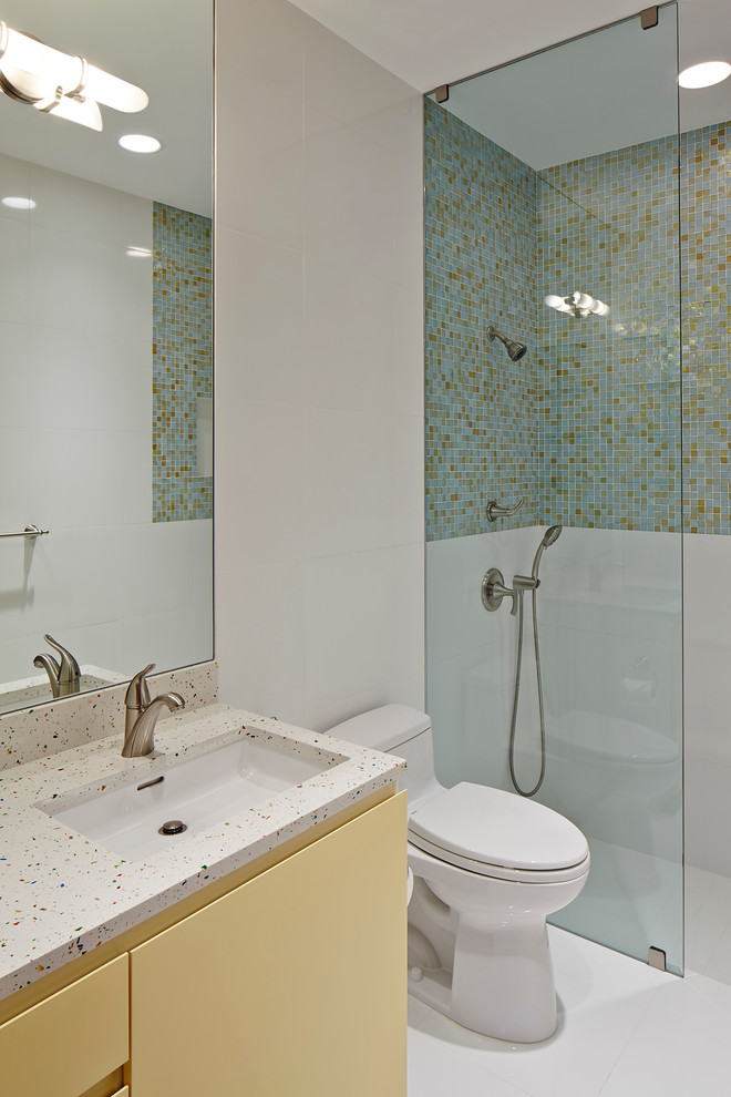 Exempel på ett mellanstort modernt badrum för barn, med ett undermonterad handfat, gula skåp, bänkskiva i kvartsit, en öppen dusch, en toalettstol med hel cisternkåpa, vit kakel, glaskakel och vita väggar