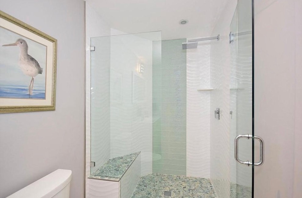 Modelo de cuarto de baño principal moderno de tamaño medio con armarios con paneles con relieve, ducha abierta, sanitario de una pieza, paredes grises, suelo de madera clara y lavabo encastrado