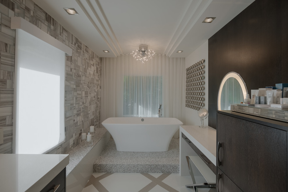 Immagine di una stanza da bagno chic con ante lisce, ante in legno bruno, vasca freestanding e piastrelle multicolore