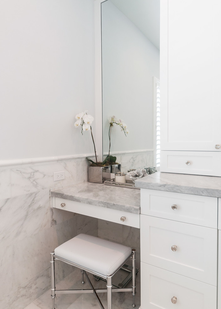 Inredning av ett modernt stort en-suite badrum, med ett nedsänkt handfat, luckor med upphöjd panel, vita skåp, marmorbänkskiva, ett platsbyggt badkar, vit kakel, stenkakel, vita väggar och marmorgolv